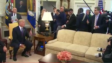 Ông Trump chỉ tay, đuổi phóng viên CNN khỏi phòng họp báo