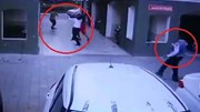 4 người đàn ông hốt hoảng chạy tới đỡ phụ nữ nhảy lầu tự tử