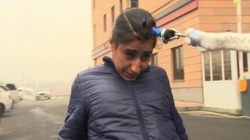 Thiếu nữ Ấn Độ dùng tóc kéo xe nặng gần 2 tấn