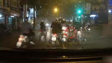 Dàn cảnh va chạm, giật túi phụ nữ nhanh như chớp ở Hà Nội