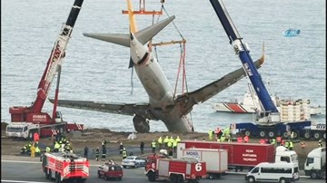 Cận cảnh giải cứu máy bay 'treo mình' trên vách đá