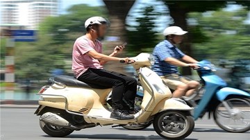 Khó xử phạt hành vi lái xe nghe điện thoại
