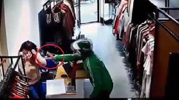 Thanh niên mặc đồng phục Grab dùng xịt cay cướp tài sản ở shop thời trang