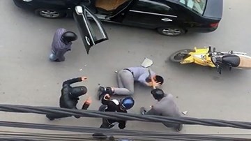 Tài xế ô tô bị giang hồ lôi khỏi xe đánh hội đồng dã man