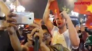 Khách Tây cuồng nhiệt ăn mừng kỳ tích chấn động của U23 Việt Nam