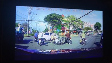 Phóng bạt mạng tông trực diện ô tô, người đi xe máy bắn văng lên trời