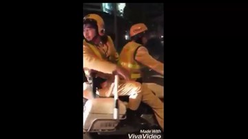 CSGT dẫn trước đoàn xe ăn mừng chiến thắng, nhắc 'đi chậm, cổ vũ an toàn'