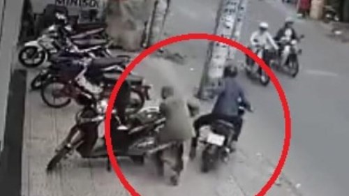 Đang cho đồ vào cốp, cô gái bất ngờ bị cướp túi xách giữa phố
