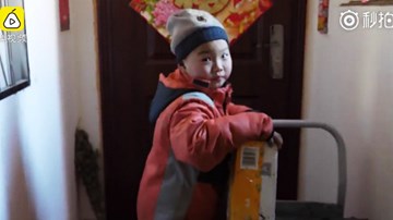 Rớt nước mắt trước bé mồ côi 7 tuổi làm shipper để kiếm sống