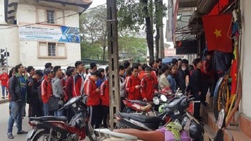 Cổ động viên reo hò, xếp hàng nhận áo cổ vũ đội tuyển U23