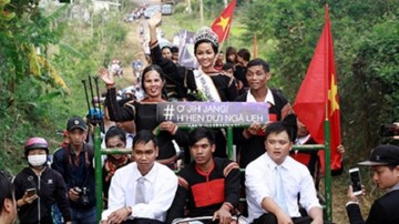 Tân Hoa hậu Hoàn vũ H’Hen Niê được dân làng đón bằng... xe công nông