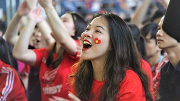 Cổ động viên vỡ òa trước các bàn thắng của đội U23 Việt Nam