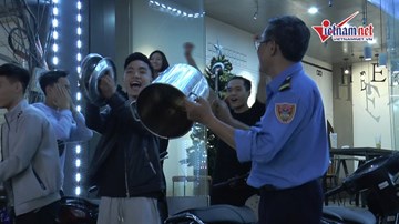 Vỡ òa trong chiến thắng, người dân mang nồi niêu xoong chảo ra ăn mừng