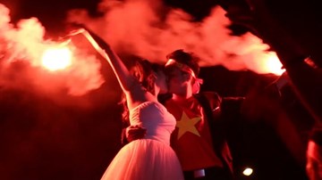 Màn cầu hôn ngọt ngào sau chiến thắng của U23 Việt Nam