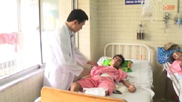 Thủng thực quản vì uống thuốc quên bóc vỏ