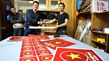 Chủ xưởng in gây xôn xao vì ý tưởng độc cổ vũ U23 Việt Nam