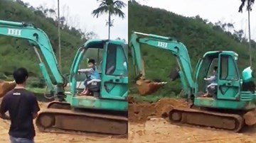 Bé trai 5 tuổi lái máy xúc chuyên nghiệp như người lớn