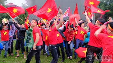 Vỡ òa cảm xúc trước siêu phẩm tung lưới đối phương của Quang Hải