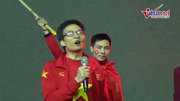 Phó Thủ tướng Vũ Đức Đam xúc động hô vang tên các cầu thủ U23