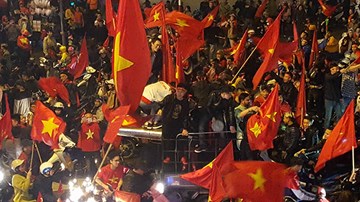 'Bão' đổ về Hà Nội mừng tuyển U23 giành cúp bạc AFC Cup 2018