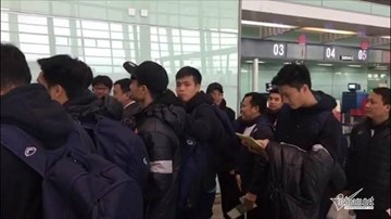 Đoàn 'Chiến binh mùa đông' U23 Việt Nam lên máy bay về nước