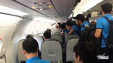 Các tuyển thủ U23 Việt Nam làm gì trên chuyên cơ đặc biệt về nước?