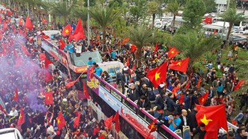 Biển người vỡ oà cảm xúc, tuyển thủ U23 vẫy chào người hâm mộ