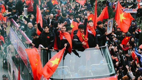 Đoàn xe qua Lăng Bác, Quang Hải nhảy lên vẫy chào người hâm mộ