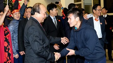 Thủ tướng hát 'Như có Bác Hồ trong ngày vui đại thắng' đón U23 Việt Nam