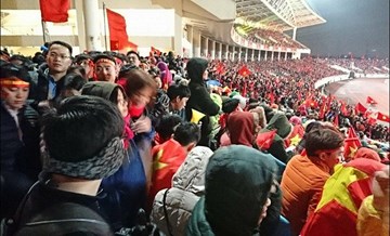 Hàng chục nghìn người 'thắp lửa' SVĐ Mỹ Đình chào đón U23 Việt Nam