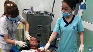 Xe ôm đánh khách nước ngoài chảy máu đầ, khâu 8 mũi