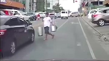 Màn lao vào ô tô ăn vạ 
