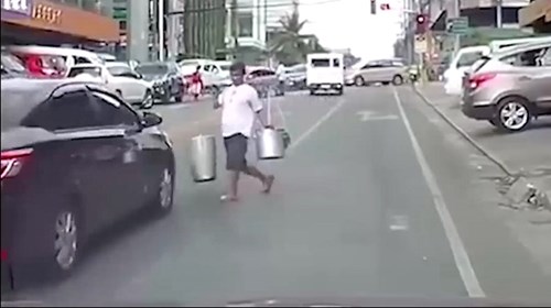 Màn lao vào ô tô ăn vạ 