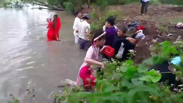 Chìm xuồng chở đoàn rước dâu, cô dâu chú rể bì bõm lội nước