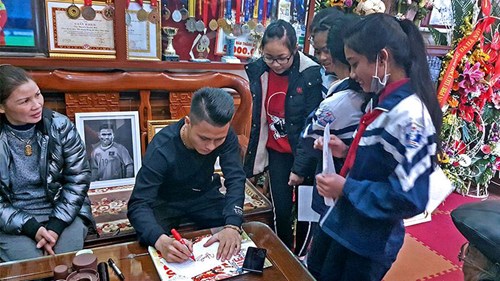 Bố mẹ dựng rạp, mổ gà đón Quang Hải