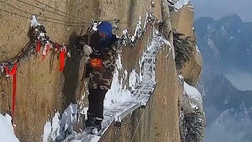 Dọn tuyết trên lối đi rộng 30 cm vắt qua vách núi ở Trung Quốc