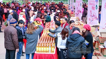 Ấm áp phiên chợ Tết 0 đồng dành cho người nghèo