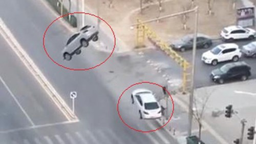 2 ô tô bay lơ lửng giữa trời như phim viễn tưởng ở Trung Quốc
