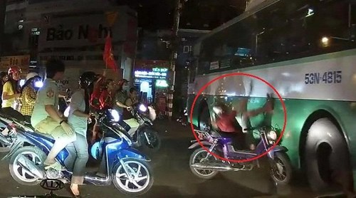 Xe máy nẹt pô vô tội vạ khi dừng đỗ, lao thẳng gầm xe buýt