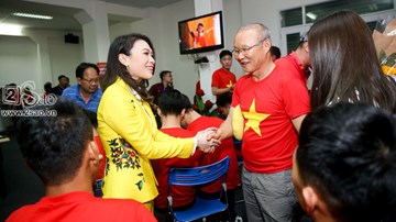 Mỹ Tâm bắt tay 'thuyền trưởng' Park Hang-Seo, selfie cùng dàn cầu thủ U23