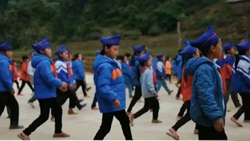 Điệu nhảy dân vũ của các thầy giáo truyền cảm hứng trong năm 2017