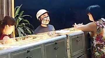 Cận cảnh đối tượng đập kính cướp tiệm vàng ở Bình Dương