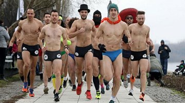 Serbia: Mặc đồ lót… chạy đua giữa thời tiết lạnh giá