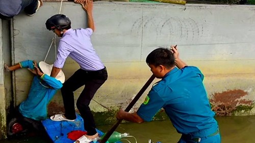 Hơn trăm người giải cứu nạn nhân bị kẹt giữa nắp cống