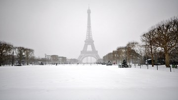 Tuyết phủ trắng Paris, tháp Eiffel đóng cửa