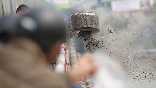 Cúng ông Táo: Dân đổ cả thùng tro, cầu Chương Dương mù mịt