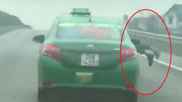 Triệu tập tài xế taxi hất cảnh sát lên nắp capo