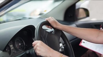 Quá sợ khi thi bằng lái xe, một phụ nữ đột tử ngay trên ghế lái