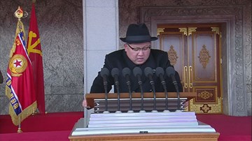 Ông Kim Jong Un đầy phong cách trong lễ duyệt binh mừng quân đội Triều Tiên