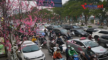 Tắc kinh hoàng ngày giáp Tết: Vác xe qua dải phân cách 
